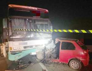 Pai e filho morrem após terem carro atingido por ônibus na contramão na BR-423 em Lajedo