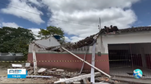 Teto de escola municipal desaba em Angelim