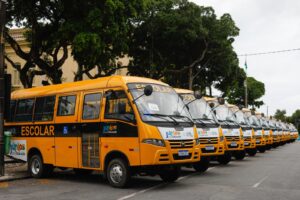 Governo do Estado entrega 81 novos ônibus escolares a municípios