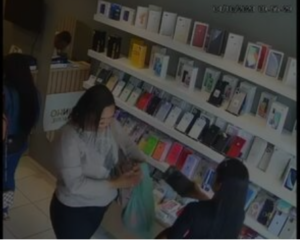 Mulheres são flagradas roubando celular avaliado em R$ 2,5 mil em loja de Lajedo