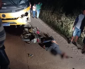 Homem morre ao colidir moto com ônibus escolar em São João