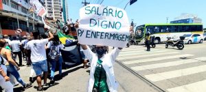 Auxiliares e Técnicos de Enfermagem paralisam atividades para cobrar o pagamento do piso em Pernambuco