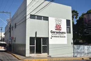 Servidores terceirizados que prestam serviço à Secretaria de Educação de Garanhuns reclamam de atrasos em seus salários