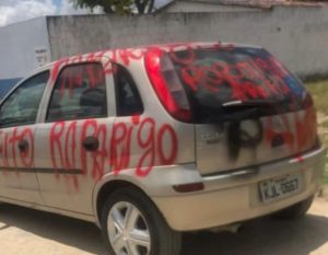 Primeira-dama de Agrestina é vista vandalizando carro após suposta confusão envolvendo o prefeito