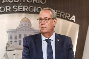 Álvaro entra em campo para ser reeleito na próxima terça (14)