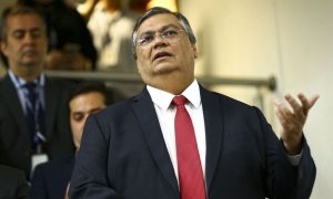 Flávio Dino anuncia portaria para entrada de garrafas e distribuição de água grátis em shows