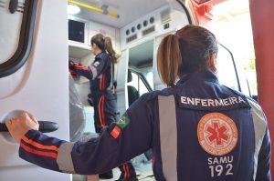 Criança de 7 anos é internada em estado grave após moto colidir em parede enquanto ela estava na garupa sem capacete