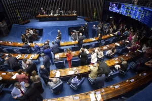 Senado aprova projeto que dá incentivo financeiro a estudantes de baixa renda do Ensino Médio