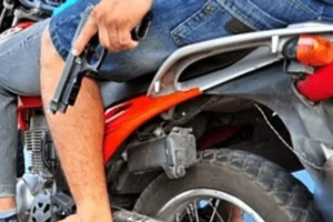 Bandidos abordam funcionária de supermercado e roubam 49 mil reais em Lajedo