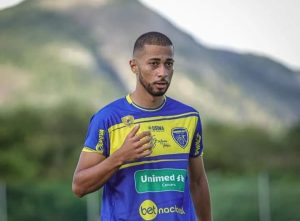 Jogador do Porto e amigo morrem após carro colidir em cavalo na BR-104 em Cupira