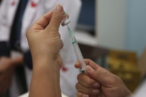 Primeiras doses de vacina contra a dengue chegam ao Brasil