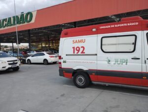 AMBULÂNCIA DO SAMU DE JUPI, FLAGRADA COM FUNCIONÁRIOS, SOCORRISTAS E CONDUTOR FAZENDO COMPRAS NO ATACADÃO EM CARUARU