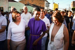 Vice-governadora, Priscila Krause participa de procissão em São Bento do Una