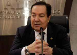 Turbulências Políticas: Izaías Régis Enfrenta Desafios para Concorrer com Sivaldo Albino na Eleição em Garanhuns