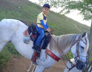 Em Surubim, menino de quatro anos morre após ser arrastado por cavalo no qual montava