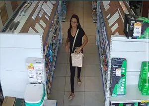 Câmera de Segurança Flagra Mulher Furtando Bolsa em Loja, em Lajedo