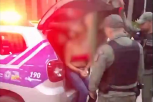 Mulher é presa após espancar filho de 4 meses em Caruaru; menino está em estado grave