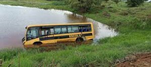 Ônibus escolar tomba em açude e deixa adolescentes feridos em Serra Talhada
