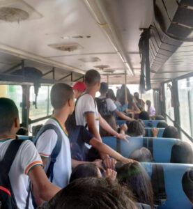 Transporte Escolar em Calçado: Superlotação e Atrasos Comprometem Segurança dos Estudantes