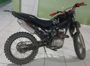 A Polícia Militar Apreendeu uma Motocicleta com Indícios de Adulteração no Chassi e no Motor, na Rua Sete de Setembro em Calçado