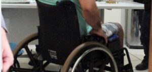 Cadeirante é preso e acusado de estupro em Garanhuns após tocar, com língua, seios de adolescente que o ajudava