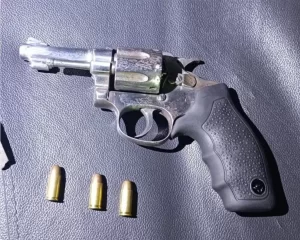 Em Calçado: Polícia Militar Apreende Menor e Revólver Após Ameaça