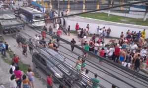 Polícia procura motorista de micro-ônibus que atropelou fiéis em procissão