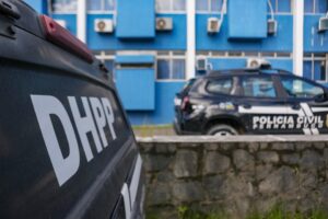 Jovem assassina a madrasta, esfaqueia o próprio pai e foge