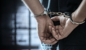 Homem é preso após ameaçar esfaquear prefeita de cidade pernambucana durante comício