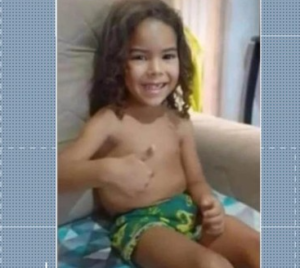 ‘Criança de 3 anos era agredida ao se alimentar e tomar banho’; polícia divulga imagens do casal suspeito de ter assassinado a vítima