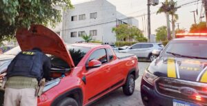 Homem presta B.O de roubo para receber dinheiro do seguro e é flagrado pela PRF com veículo com placa adulterada