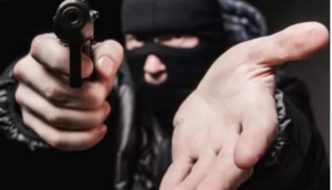 Assaltantes invadiram uma residência na zona rural de Lajedo, levaram dois carros, objetos e obrigaram morador a fazer pix