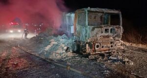 Homem morre após motocicleta bater em caminhão e veículo pegar fogo na BR-232, em Sertânia