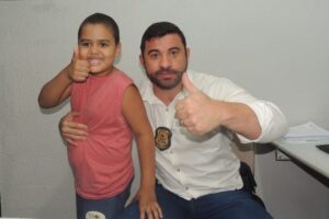 Menino Autista Faz Visita Inesquecível à Delegacia de Lajedo