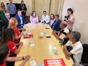 Raquel recebe professores e diz que vai procurar Álvaro Porto para acertar aprovação do aumento salarial