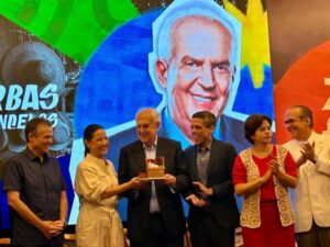 Raquel presta homenagem a Jarbas Vasconcelos por ter criado a Fenearte. 25ª Feira acontece de 9 a 20 de julho