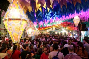 Adversários ao governo de Pernambuco circulam no São João do interior de olho em 2026