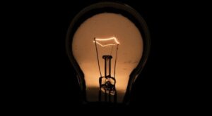 Conta de luz de agosto será mais cara: Aneel aciona bandeira vermelha nível 2