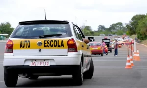 Governo estuda acabar com obrigatoriedade de entrar em autoescola para tirar carteira de motorista, diz ministro