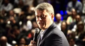 Nos bastidores, Tarcísio já assume candidatura a presidente da República