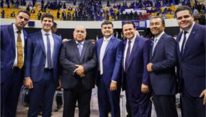 Eduardo da Fonte e João Campos aparecem juntos durante cerimônia da Igreja Assembleia de Deus em Pernambuco