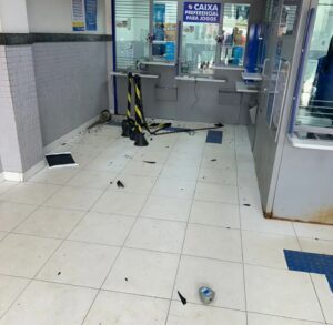 Mulher quebra equipamentos de lotérica e morde dono do estabelecimento em Garanhuns