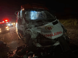 Acidente entre viatura do Samu, caminhonete e caminhão cegonha deixa homem morto na BR-423, no Agreste