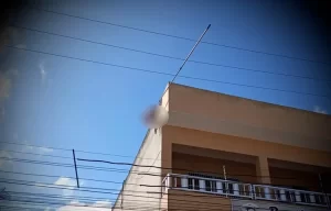 Mulher morre eletrocutada durante limpeza de placas solares em Panelas