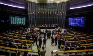 Câmara aprova PEC que autoriza professor a acumular cargos no serviço público