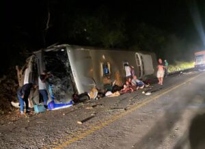Laudo Preliminar Aponta Excesso de Velocidade e Falta de Cinto em Acidente com Ônibus que Deixou 17 Mortos