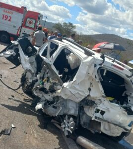 Três pessoas morrem e outra fica ferida em colisão entre carros na BR-232, entre Pesqueira e Arcoverde