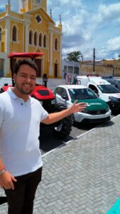 Prefeito Zé Elias entrega novo mobiliário para a educação infantil e três novos veículos em Calçado
