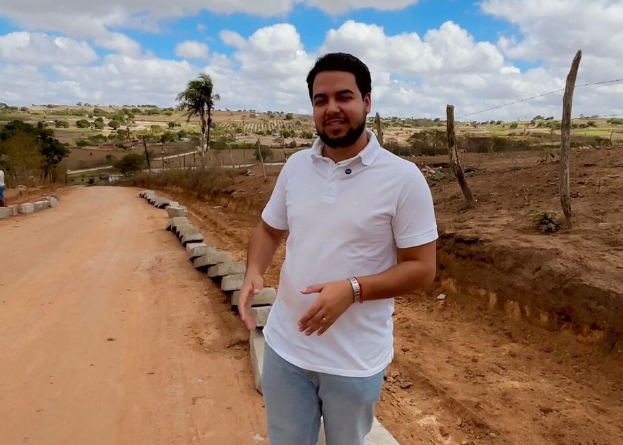 Prefeito Zé Elias inicia obra de pavimentação na Ladeira da Fuzaca