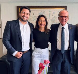 Prefeito Zé Elias cobra retomada das obras da PE-158 em reunião com a governadora Raquel Lyra